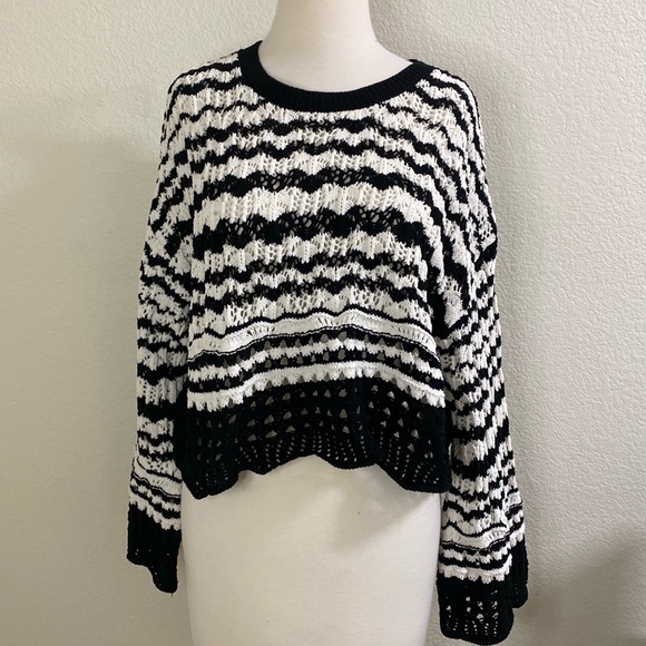 Zara Sweaters - Zara Knit Flare Sleeve Sweater‎